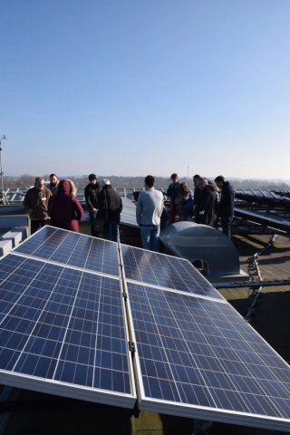 panneaux solaires et groupe de gens