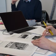 photo ordinateur portable et documents sur bureau