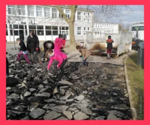 classe de ce1 école paul langevin créant un parterre de végétaux