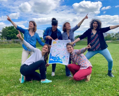 groupe autour de la carte 'mes voisins sont formidables'